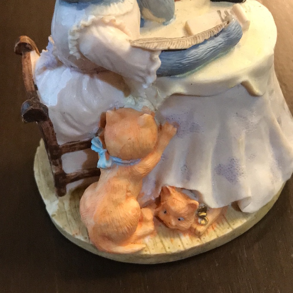 Mrs Kitty Pens a Letter to Mr Kitty Figurine - Picture 5 of 10